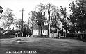 V. 1946 perustettu Järvenpään Sähkö siirtyi Asemanmäkeeen Kainulta ostettuun liiketaloon v. 1951. Aiemmassa kuvassa nähty Lehtosen kaivo on nyt aidan takana.