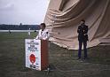 Kolmisointu-patsaan paljastus elokuussa 1979. Art-Tuusulanjärvi taideyhdistyksen puheenjohtaja Pauli Hyppönen puhumassa ja oikealla monumentin suunnittelija Rolf Westphal Teksasista.