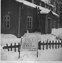 Puhelinlaitoksen talo Vanhankyläntien ja Valtatien risteyksessä yleislakon aikaan v. 1956. Esson omisti Osuuskauppa Perhelä.