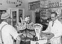 Olavi Lintula ja Kalle Ilonen naulakauppoja tekemässä 1950-luvulla.