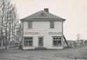 Kotikutomo Erkomaa ja kelloliike Selim Särösuo vanhan apteekin vieressä. Harjun Kirjakauppa aloitti rakennuksessa toimintansa v. 1949. Terijoelta tuotu talo on vielä jäljellä Sibeliuksenkadulla.