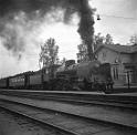 Ukko-Pekka-veturia lämmitettiin hiilillä. Kuva vuoden 1949 jälkeen. Huomaa turva-aita ja portti.