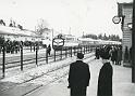 VR:n 100-vuotis juhlajuna v. 1962. Taustalla tavaramakasiinin oikeassa päädyssä asemarakennuksesta siirtynyt tavaratoimisto. Selin vasemmalta Jorma Olli (tavaratoimiston päällikkö), oikealla Väinö Nykänen (asemapäällikkö). Ennakkotiedoista poiketen presidentti Urho Kekkonen ei ollut mukana.