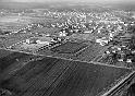 Sipoontie halkaisee peltomaiseman. Keskuskoulun ja vanhan kauppalantalon takana Järvenpään keskusta v. 1961.
