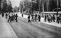 Koulutetut liikennepartiolaiset (taustalla) turvasivat tien ylityksen Anttilan koululla 27.11.1973