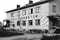 Postitaloon muutettiin elokuussa 1949. Vasemmalla asiakkaiden sisäänkäynti, oikealla kantopuolen ovi. Yläkerrassa asui henkilökuntaa mm. toimistonhoitaja Jaakko Helameri.
