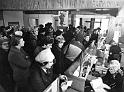Veronpalautusruuhkaa 1970-luvun lopulla ennen muuttoa uuteen virastotaloon Mannilantielle. Virkailijana Maija Kalliola ent. Hautala.